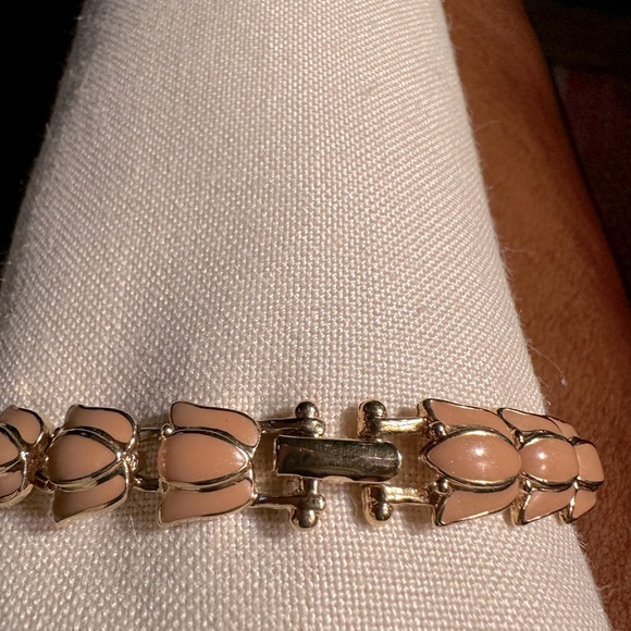 Vintage Monet 8”link bracelet.Lovely shade of peachy pink and gold.Tulip design. - Picture 4 of 4